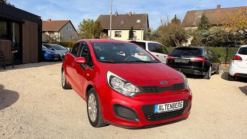 Gebraucht Kia Rio Edition 7 86 PS (63 kW) 2012 Rot Limousine