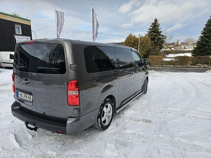 Grau Gebraucht 2019 Toyota Proace Van / Kleinbus | 27.000 € (Fairer Preis) - Bild 1/4