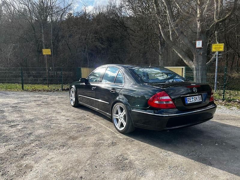 Gebraucht Mercedes E240 Avantgarde 177 PS (130 kW) 2002 Schwarz Limousine