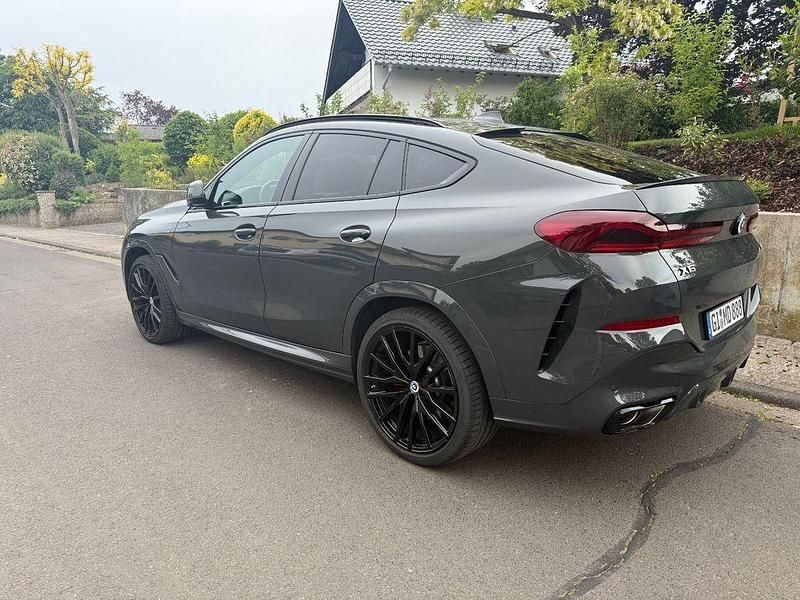 Gebraucht BMW X6 M50 Shadowline 530 PS (389 kW) 2023 Grau SUV