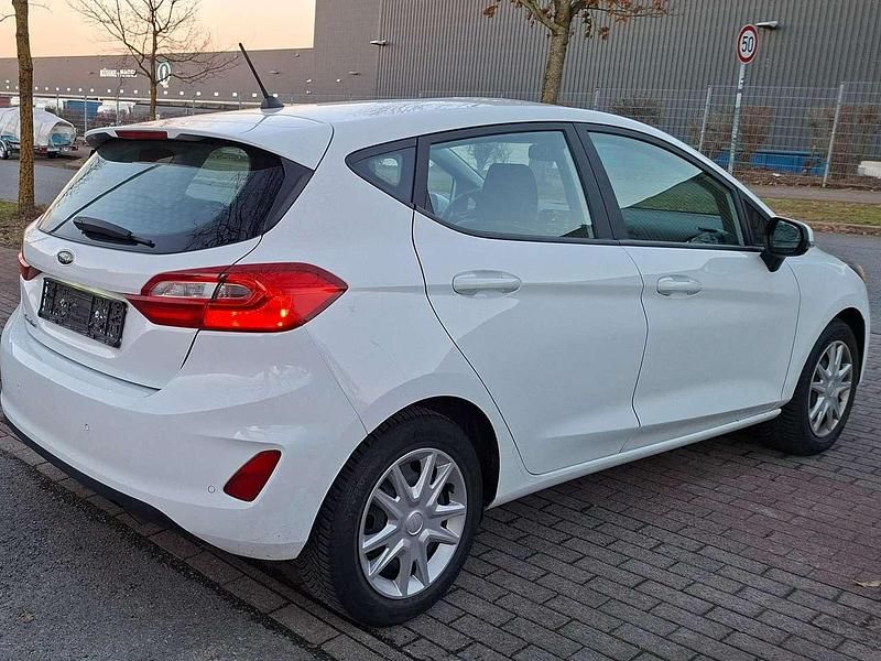 Gebraucht Ford Fiesta 101 PS (74 kW) 2018 Weiß Kleinwagen