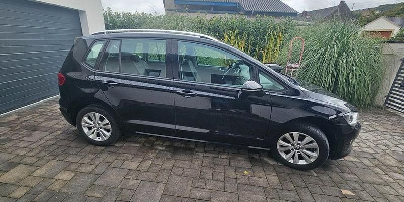 Schwarz Gebraucht 2016 VW Golf Sportsvan Comfortline Van / Kleinbus | 13.900 € (Guter Preis) - Bild 1/4