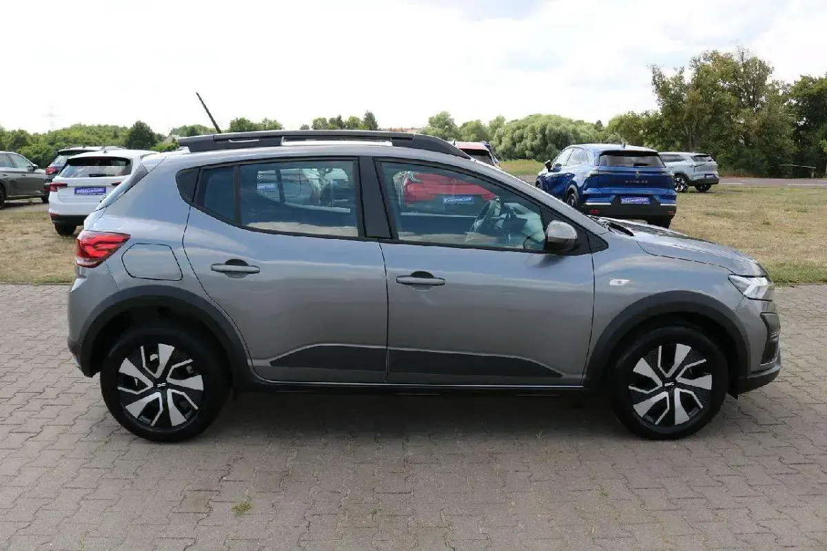 Neu Dacia Sandero Stepway 91 PS (66 kW) 2025 Grau Limousine