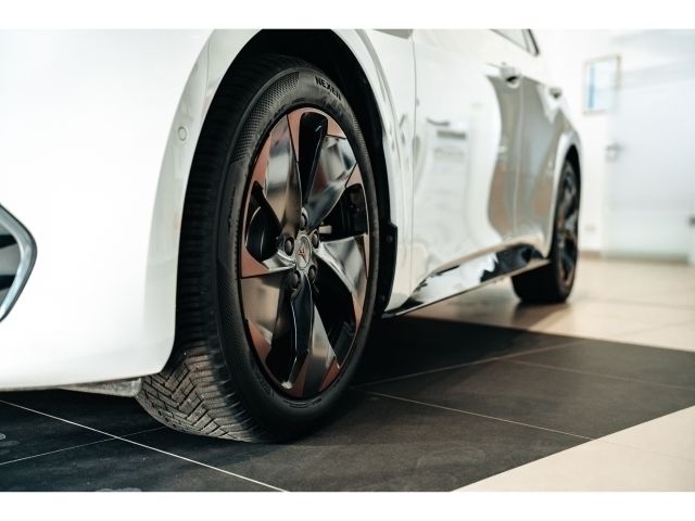 Gebraucht Cupra Born Basis 150 kW (204 PS) 2024 Weiß Kleinwagen