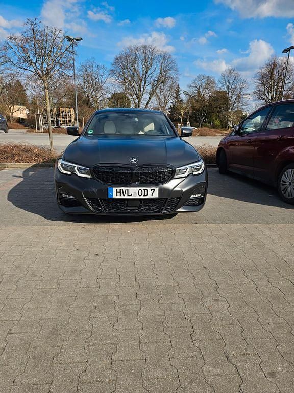 Blau Gebraucht 2018 BMW 330 M Sport Limousine | 31.250 € - Bild 1/4