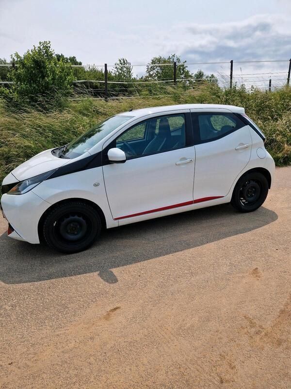 Weiß Gebraucht 2014 Toyota Aygo Play Kleinwagen | 6.400 € (Guter Preis) - Bild 1/4