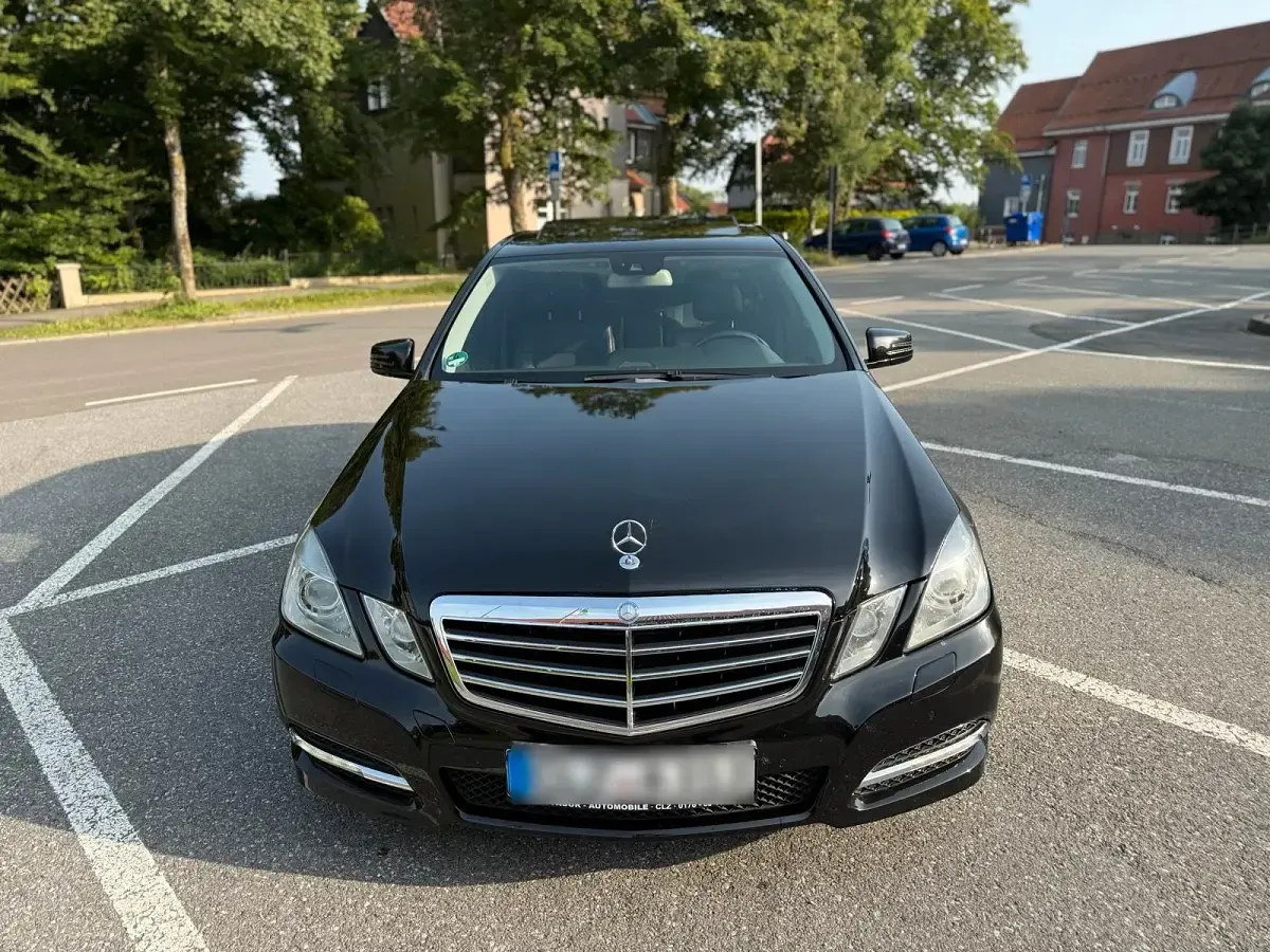 Gebraucht Mercedes E300 Avantgarde 204 PS (150 kW) 2011 Schwarz Limousine