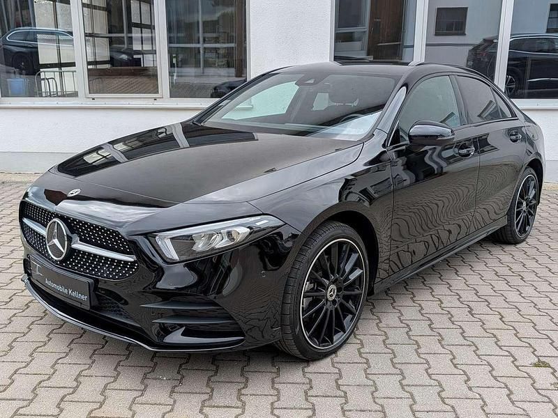 Nachtschwarz Gebraucht 2021 Mercedes A250 AMG Limousine | 26.890 € (Fairer Preis) - Bild 1/4