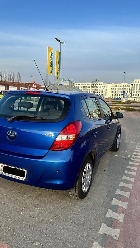 Gebraucht Hyundai i20 77 PS (56 kW) 2012 Blau Kleinwagen