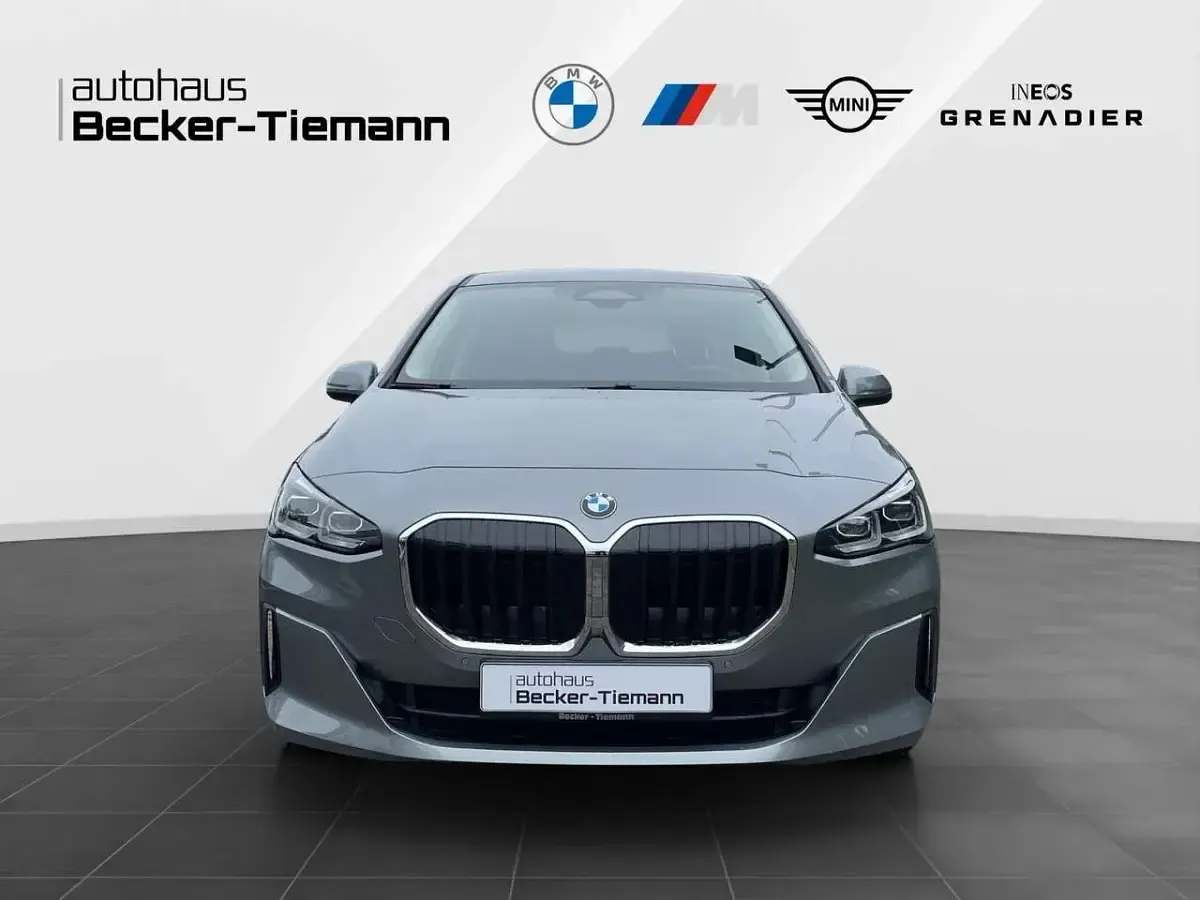 Gebraucht BMW 220 Active Tourer Sport Line 170 PS (125 kW) 2023 Silber Van / Kleinbus