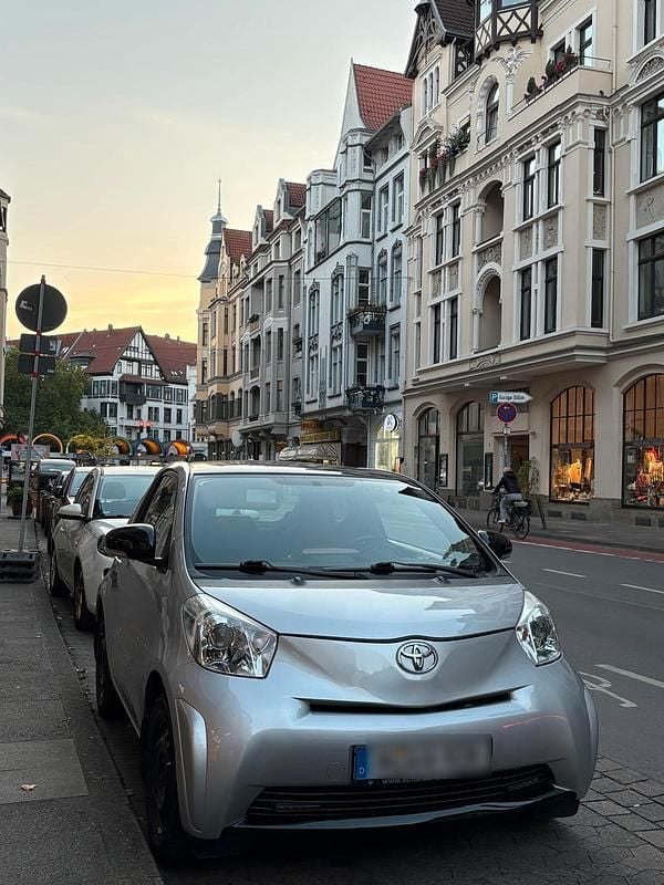 Silber Gebraucht 2012 Toyota iQ Kleinwagen | 10.000 € (Etwas zu teuer) - Bild 1/4