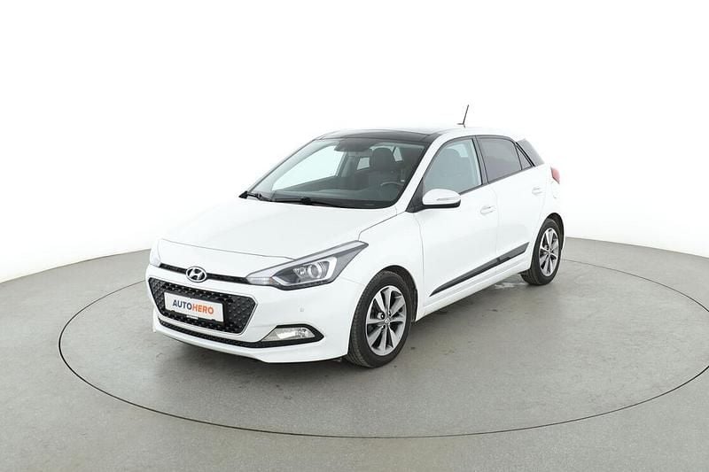 Weiß Gebraucht 2015 Hyundai i20 Style Limousine | 12.350 € (Etwas zu teuer) - Bild 1/3