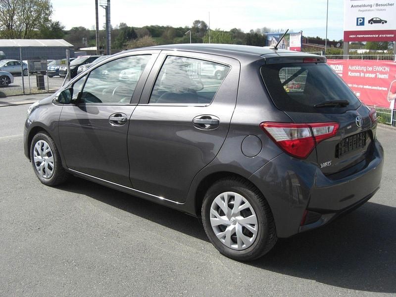 Gebraucht Toyota Yaris Comfort 69 PS (50 kW) 2017 Grau Kleinwagen