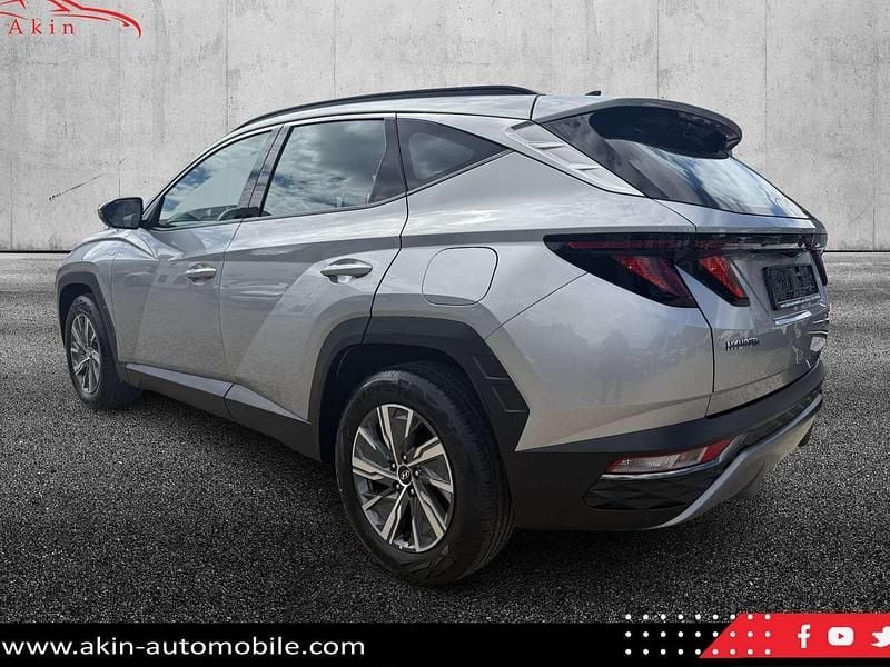 Gebraucht Hyundai Tucson 136 PS (100 kW) 2022 Shimmering silver / met SUV