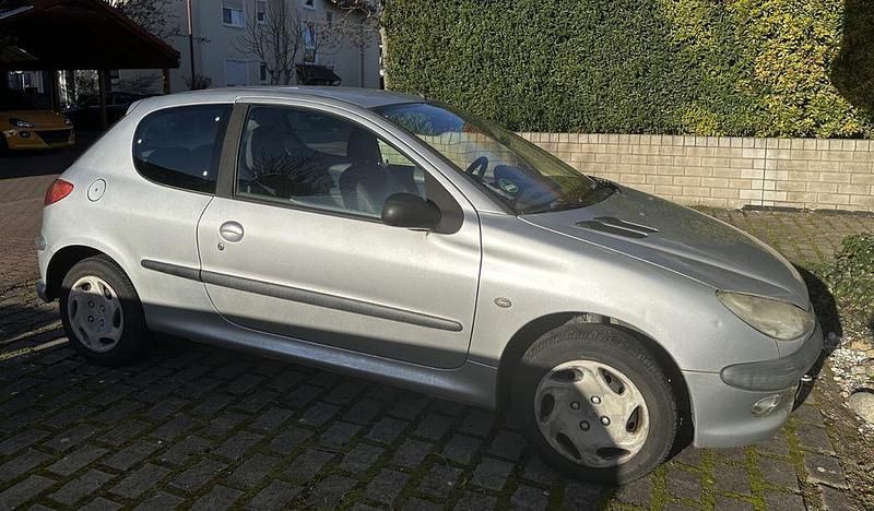 Gebraucht Peugeot 206 Tendance 75 PS (55 kW) 2003 Silber Limousine