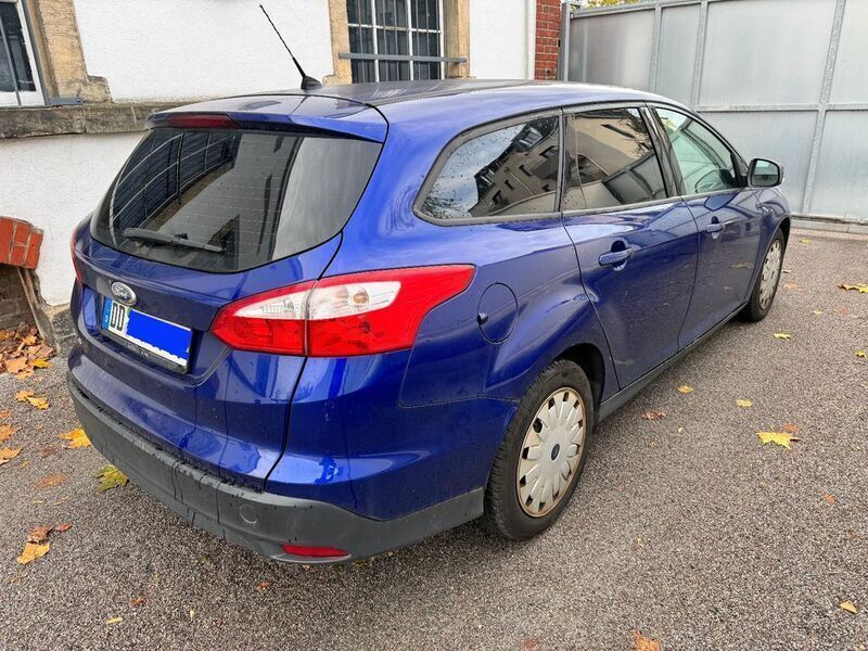 Gebraucht Ford Focus Trend 105 PS (77 kW) 2014 Indicblau metallic (metallic) Kombi