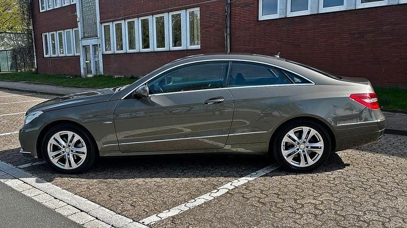 Gebraucht Mercedes E250 204 PS (150 kW) 2009 Grau Coupé