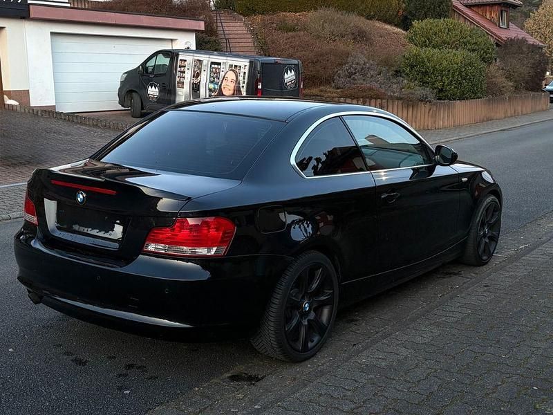 Gebraucht BMW 118 Sport Line 143 PS (105 kW) 2009 Schwarz Kleinwagen