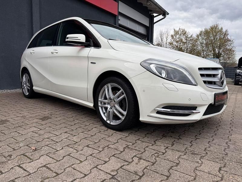 Gebraucht Mercedes B200 136 PS (100 kW) 2012 Weiß Kleinwagen