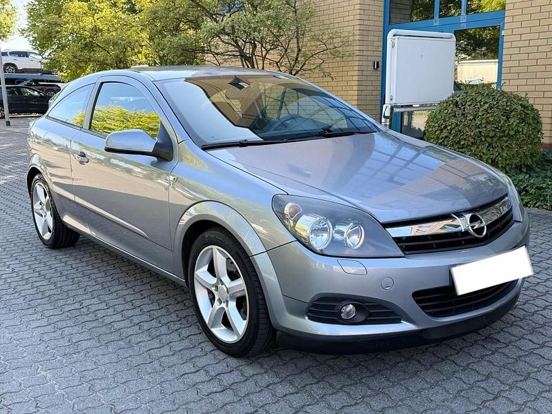Grau Gebraucht 2007 Opel Astra GTC Sport Coupé | 1.899 € (Fairer Preis) - Bild 1/4