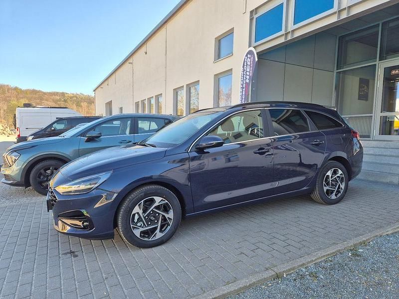 Neu Hyundai i30 140 PS (102 kW) 2025 Blau Kombi