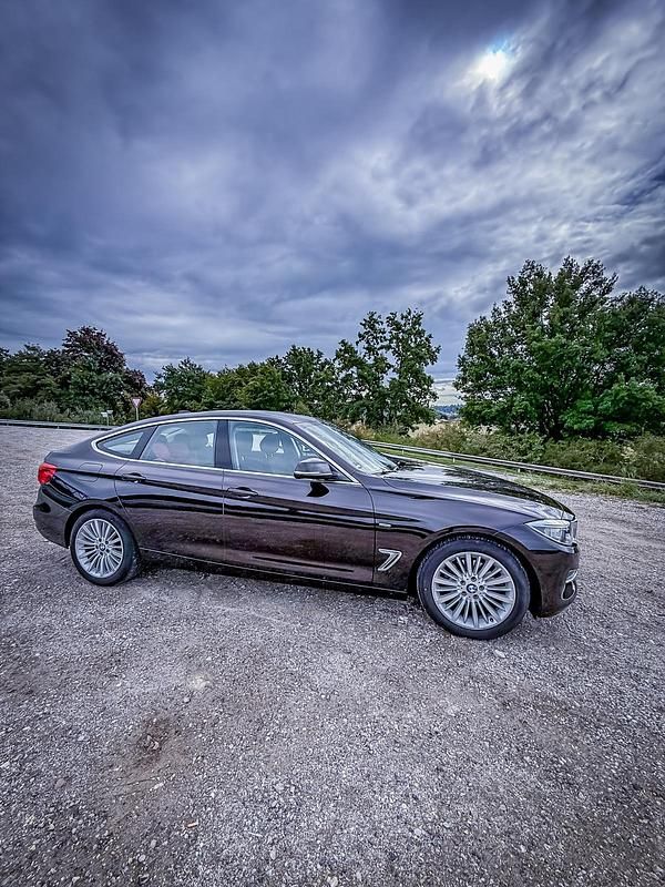 Braun Gebraucht 2013 BMW 320 Limousine | 13.999 € (Fairer Preis) - Bild 1/4