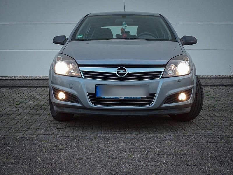 Gebraucht Opel Astra 90 PS (66 kW) 2009 Grau Limousine
