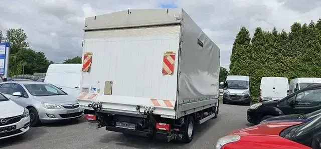 Gebraucht Iveco Daily 180 PS (132 kW) 2018 Weiß Van / Kleinbus