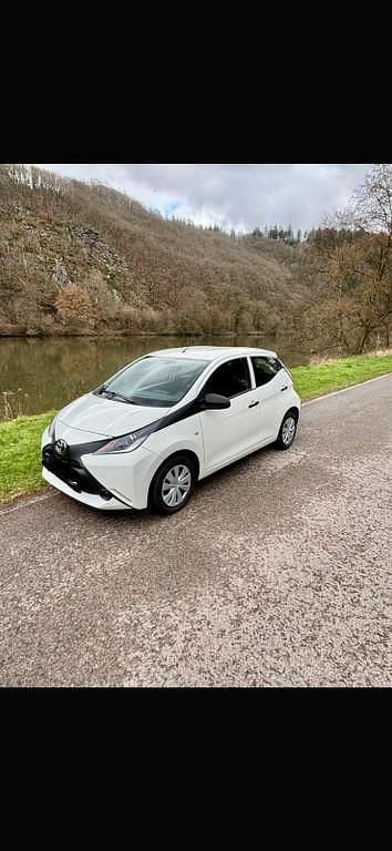 Gebraucht Toyota Aygo 69 PS (50 kW) 2016 Weiß Kleinwagen