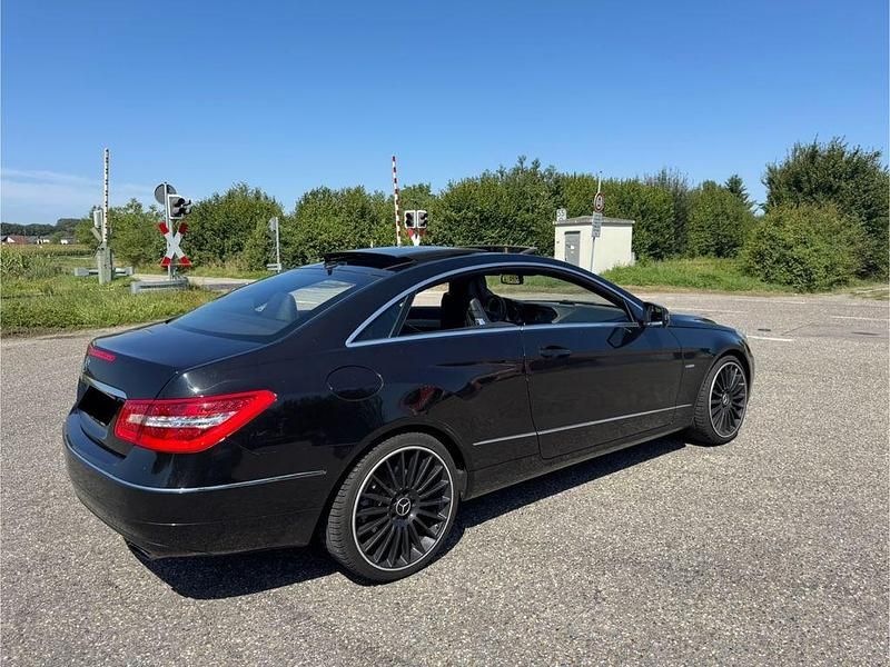 Gebraucht Mercedes E350 265 PS (194 kW) 2012 Schwarz Coupé