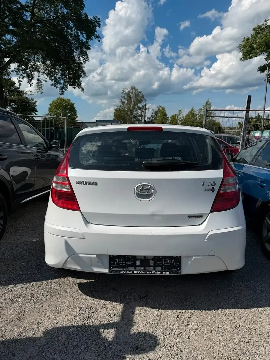 Gebraucht Hyundai i30 90 PS (66 kW) 2011 Weiß Kleinwagen