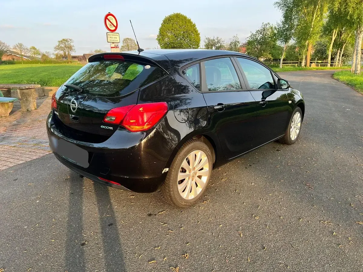 Usata Opel Astra 87 CV (63 kW) 2011 Nero Utilitaria