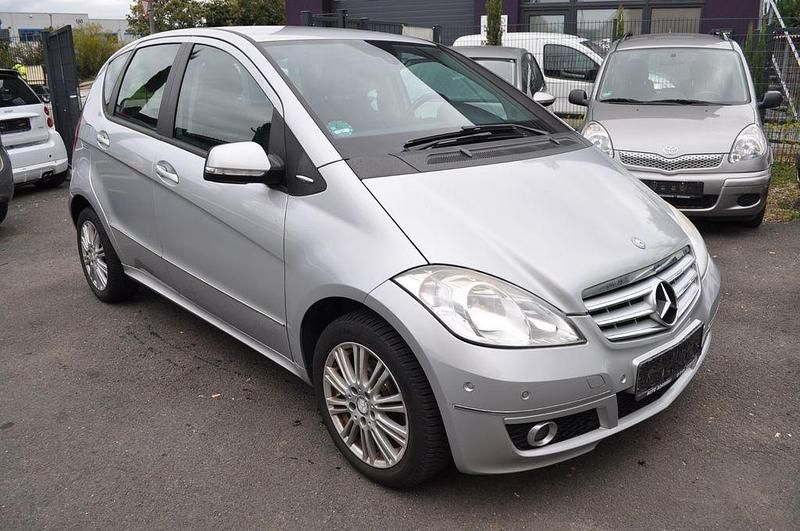 Polarsilber Gebraucht 2010 Mercedes A180 Avantgarde Limousine | 5.950 € (Fairer Preis) - Bild 1/4