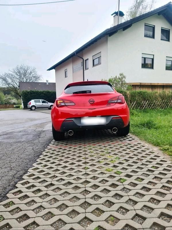 Gebraucht Opel Astra GTC 165 PS (121 kW) 2012 Rot Limousine