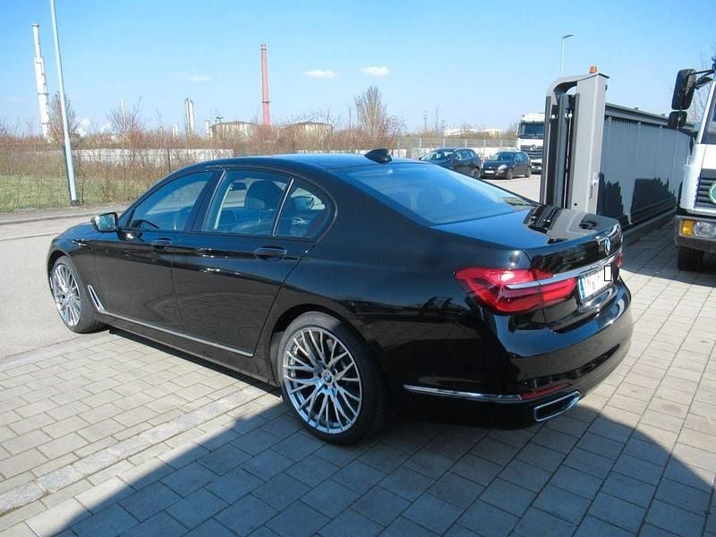 Gebraucht BMW 750 Performance 449 PS (330 kW) 2017 Schwarz Limousine