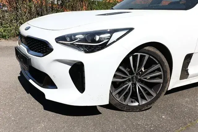 Gebraucht Kia Stinger GT-Line 200 PS (147 kW) 2018 Snow white pearl snow white pearl Kleinwagen