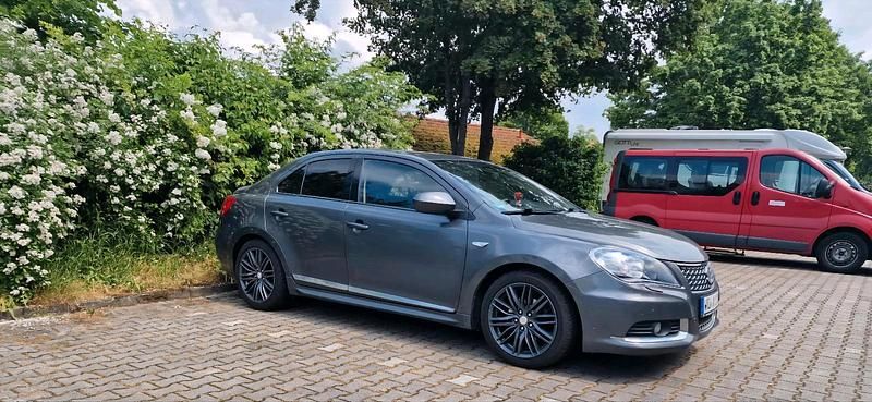 Grau Gebraucht 2011 Suzuki Kizashi Limousine | 7.600 € (Fairer Preis) - Bild 1/4
