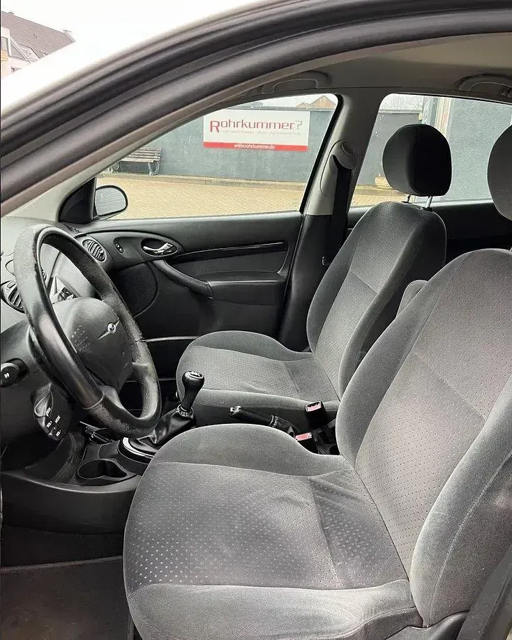 Usado Ford Focus 115 CV (84 kW) 2002 Plateado Berlina