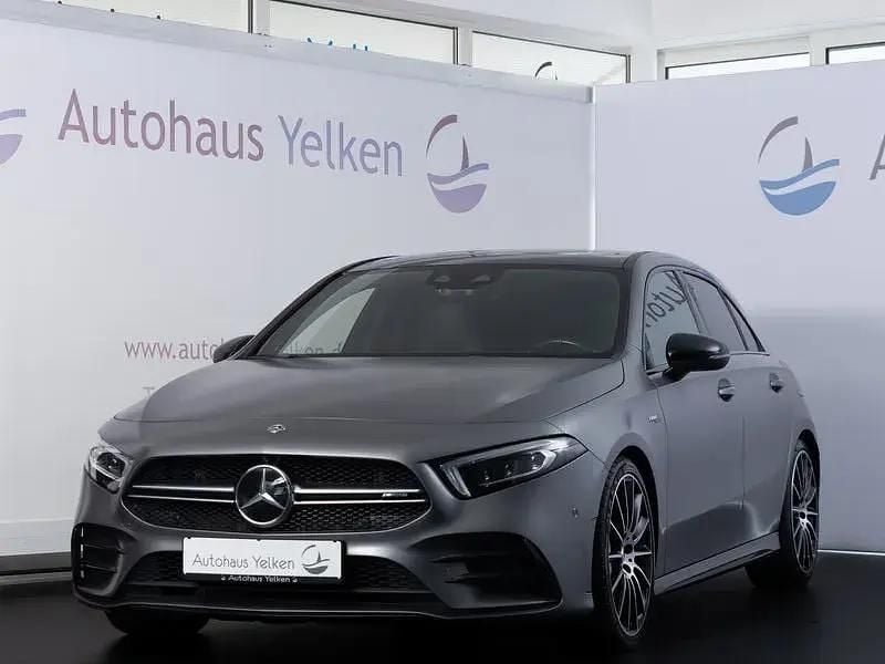 Grau (mountaingrau magno) Gebraucht 2019 Mercedes A35 AMG AMG Limousine | 31.990 € (Fairer Preis) - Bild 1/4