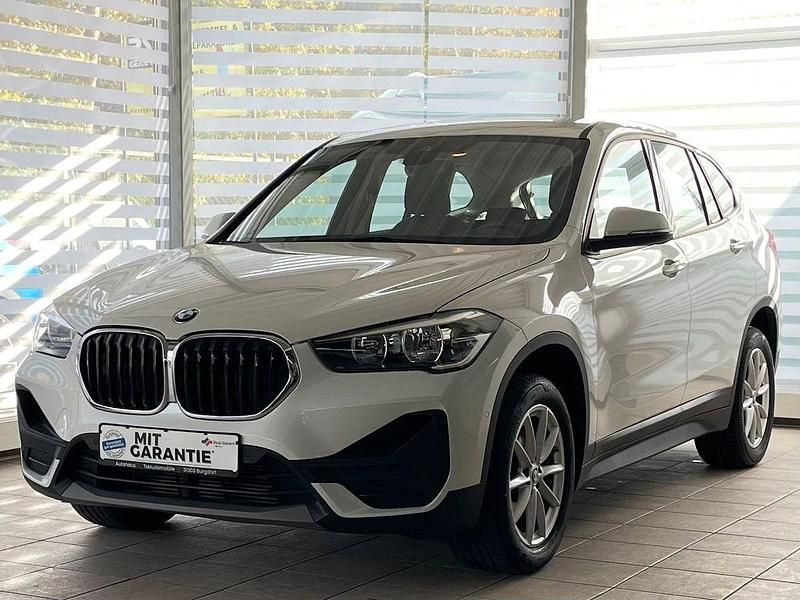 Mineralweiss metallic Gebraucht 2022 BMW X1 Advantage SUV | 24.100 € (Superpreis) - Bild 1/4