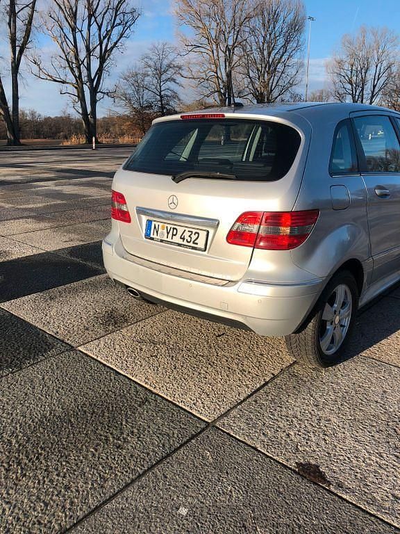 Gebraucht Mercedes B180 109 PS (80 kW) 2011 Silber Van / Kleinbus