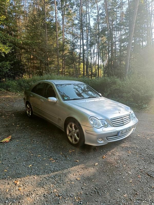 Silber Gebraucht 2025 Mercedes C180 Sport Edition Limousine | 6.500 € - Bild 1/4