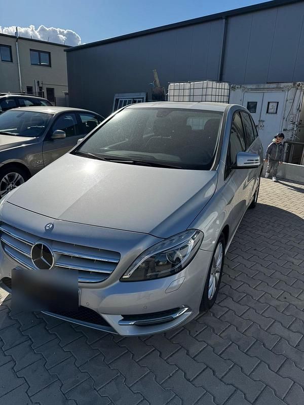 Gebraucht Mercedes B180 122 PS (89 kW) 2013 Silber Van / Kleinbus