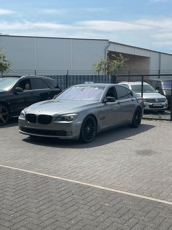 Grau Gebraucht 2009 BMW 730 Limousine | 13.500 € (Teuer) - Bild 1/4