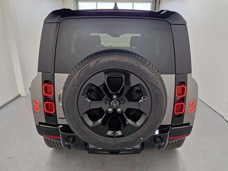Gebraucht Land Rover Defender SE Dynamic 249 PS (183 kW) 2025 Silicon silver SUV