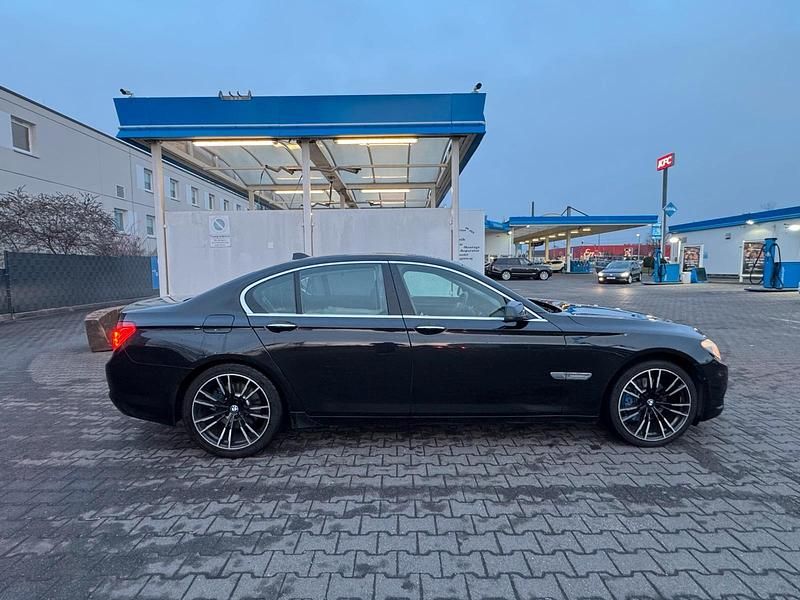 Gebraucht BMW 730L 245 PS (180 kW) 2012 Schwarz Limousine
