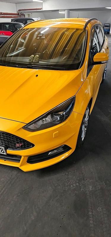 Gelb Gebraucht 2016 Ford Focus ST Kombi | 16.000 € (Etwas zu teuer) - Bild 1/4