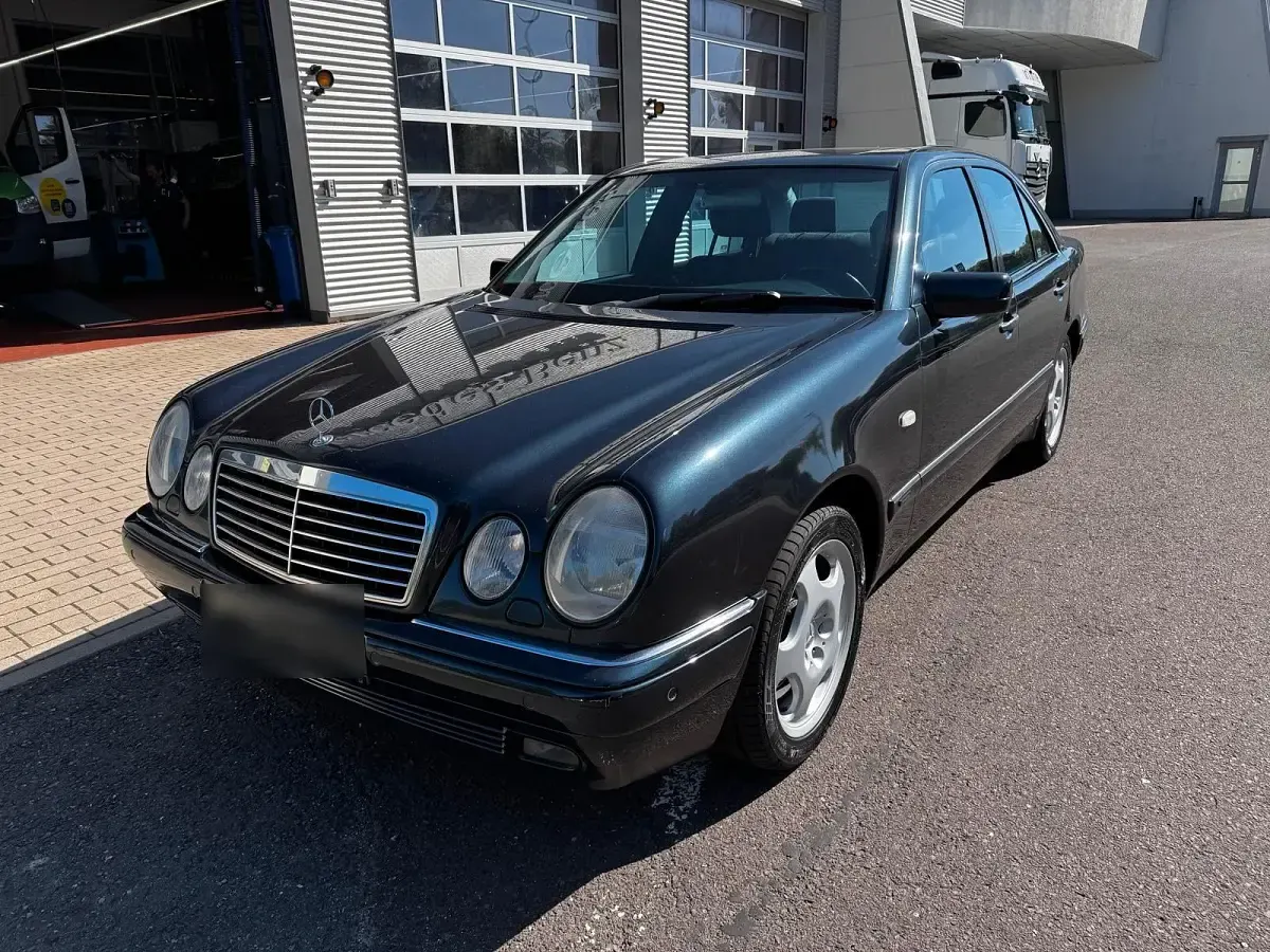 Gebraucht Mercedes E320 Avantgarde 224 PS (164 kW) 1998 Blau Limousine