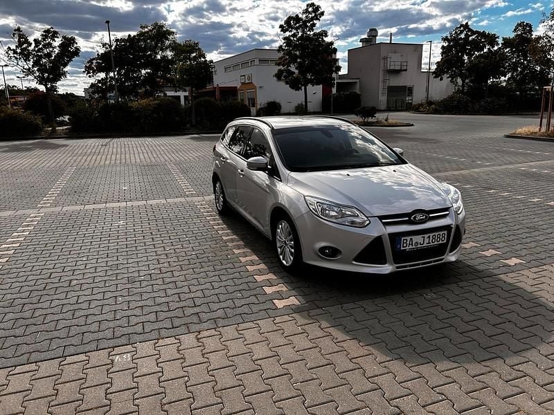 Silber Gebraucht 2013 Ford Focus Kombi | 6.150 € (Teuer) - Bild 1/4