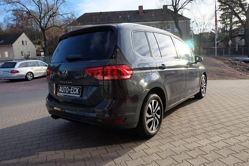 Gebraucht VW Touran Active 150 PS (110 kW) 2022 Grau Van / Kleinbus